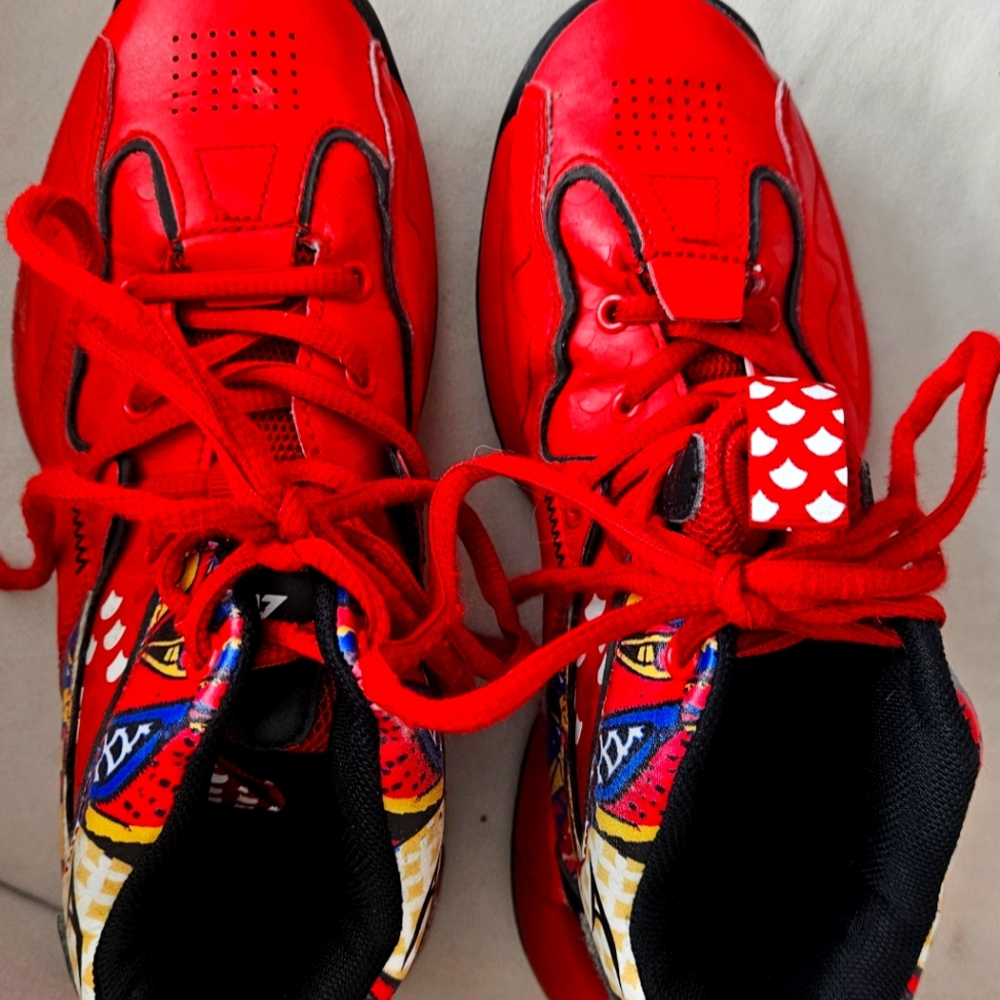 Boys Ashion  Basketball Shoes. Lightweight,  Breathable. Anti Slip. Size 4.